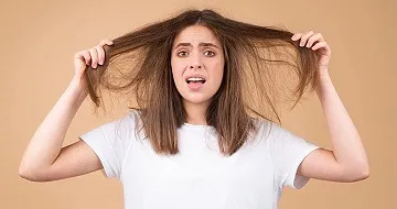 Co zrobić, żeby włosy się nie puszyły? Jak je wygładzić?